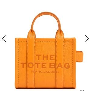 Marc Jacobs
The Crossbody leather tote bag